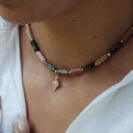 Naszyjnik choker z kamieniami MALINOWY CHRUŚNIAK noszony przez kobietę w białym stroju
