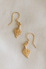 Pozłacane kolczyki wiszące LISTKI BRZOZY - obrazek 3