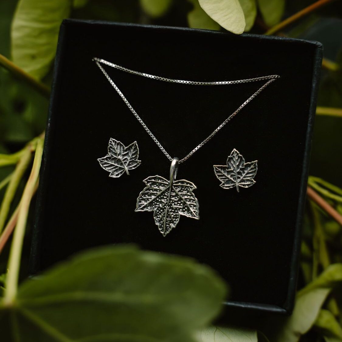 Klony_S_Komplet_krótkie_03 Srebrny komplet listki KLONU JAWORA - kolczyki sztyfty i naszyjnik - obrazek 1