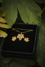 Pozłacany komplet listki KLONU JAWORA - kolczyki sztyfty i naszyjnik - obrazek 6