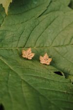 Pozłacany komplet listki KLONU JAWORA - kolczyki sztyfty i naszyjnik - obrazek 9