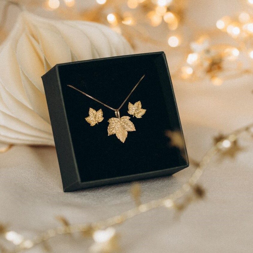 R2024-544 Pozłacany komplet listki KLONU JAWORA - kolczyki sztyfty i naszyjnik - obrazek 1